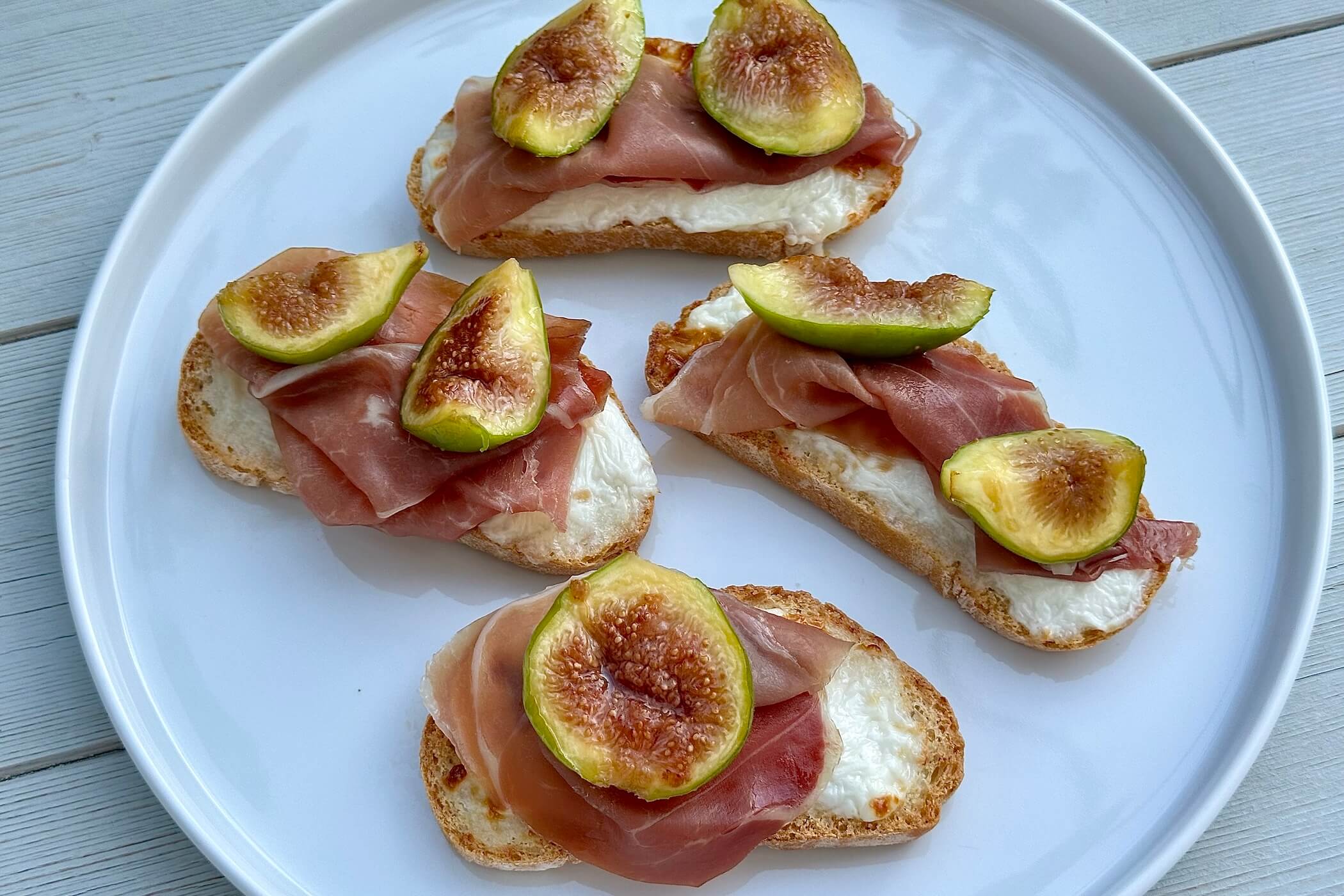 Fichi caramellati, la ricetta con prosciutto crudo per dei crostini favolosi