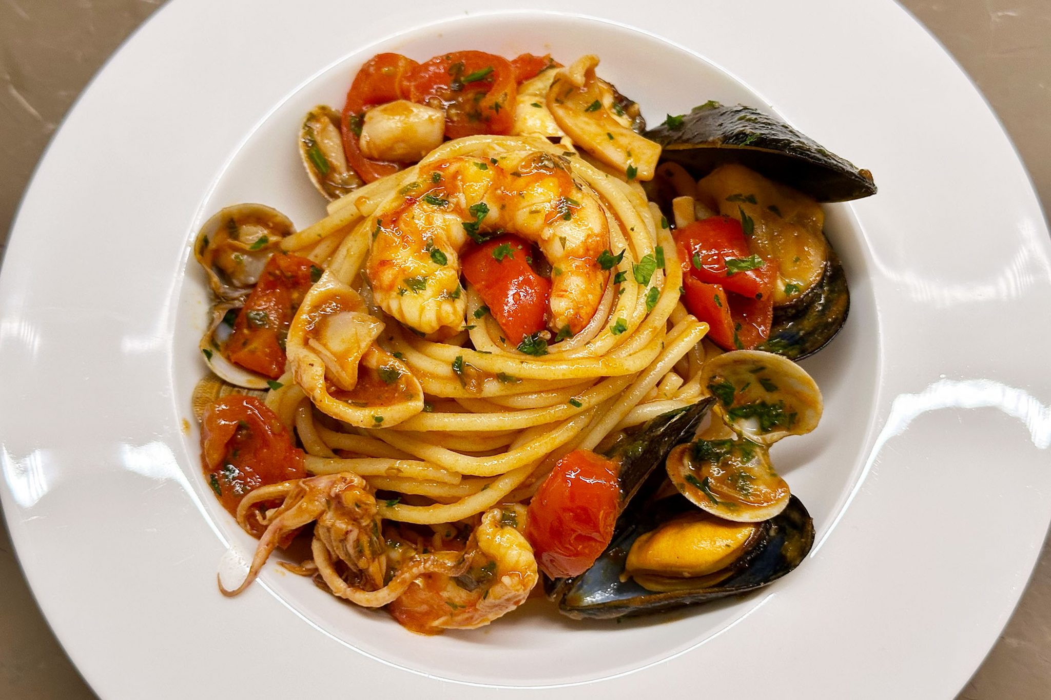 spaghetti allo scoglio cremosi in bianco