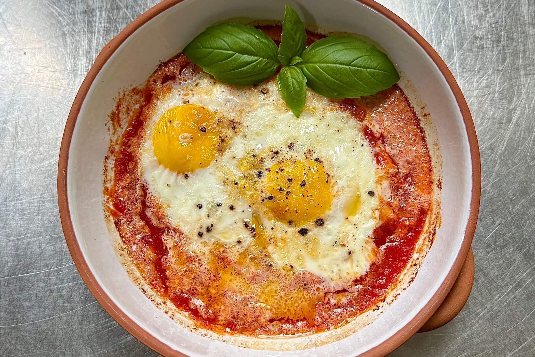 Uova in purgatorio in friggitrice ad aria: la ricetta furba e veloce