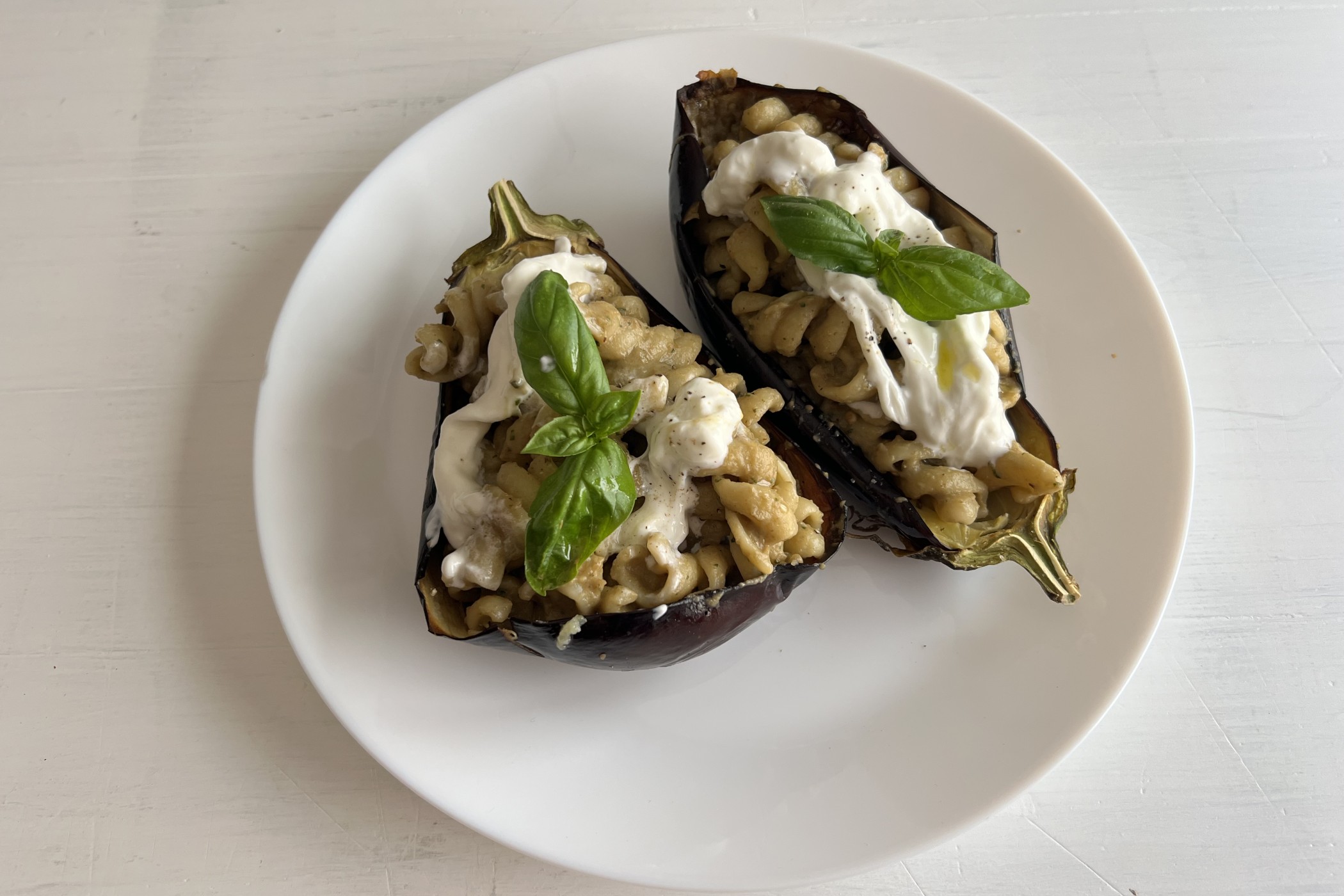 Pesto di melanzane: la ricetta creativa da servire direttamente nella buccia