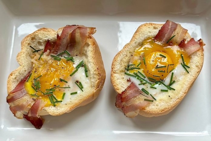 Barchette di pane con uovo fondente