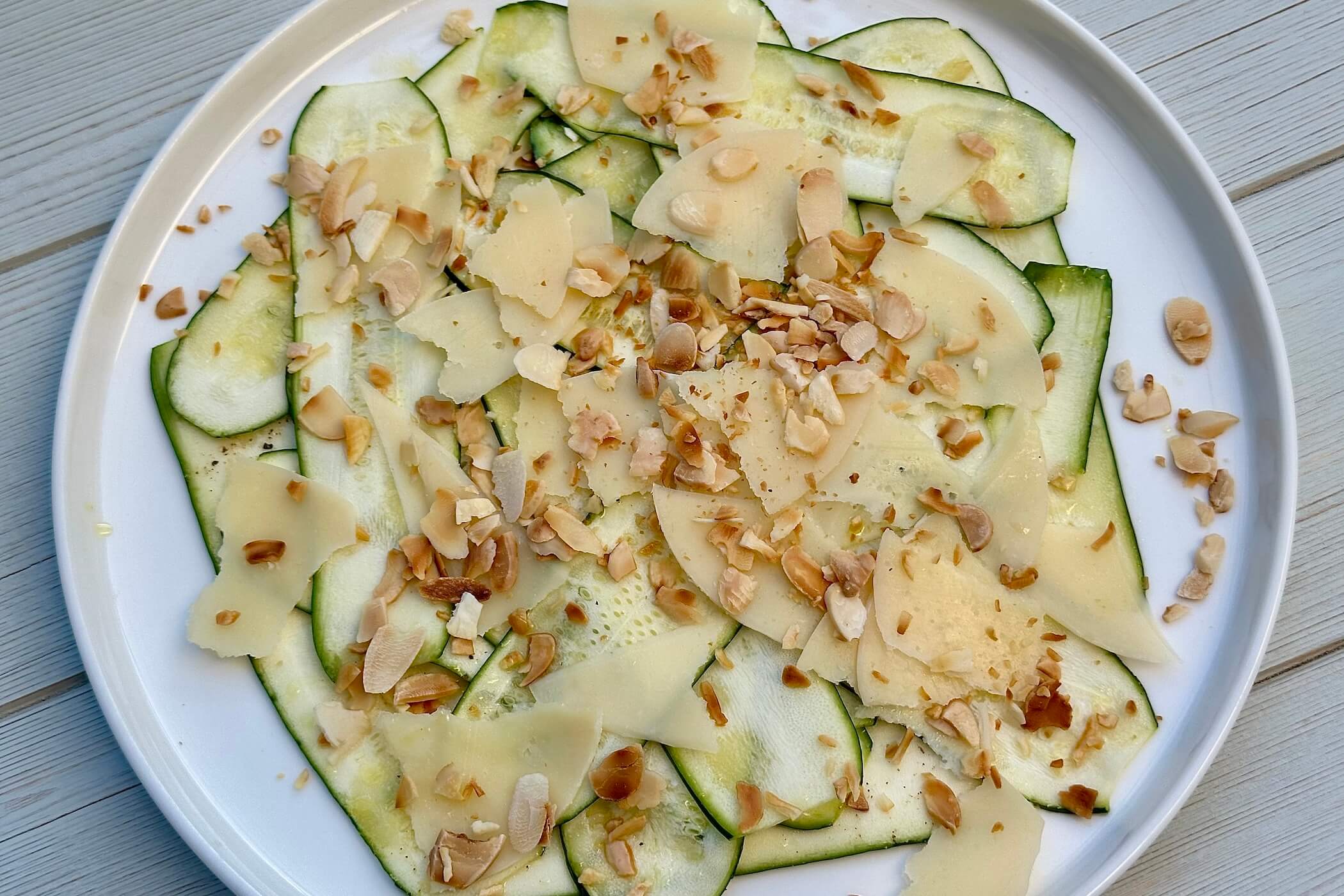 Carpaccio di zucchine, la ricetta velocissima con parmigiano e mandorle tostate