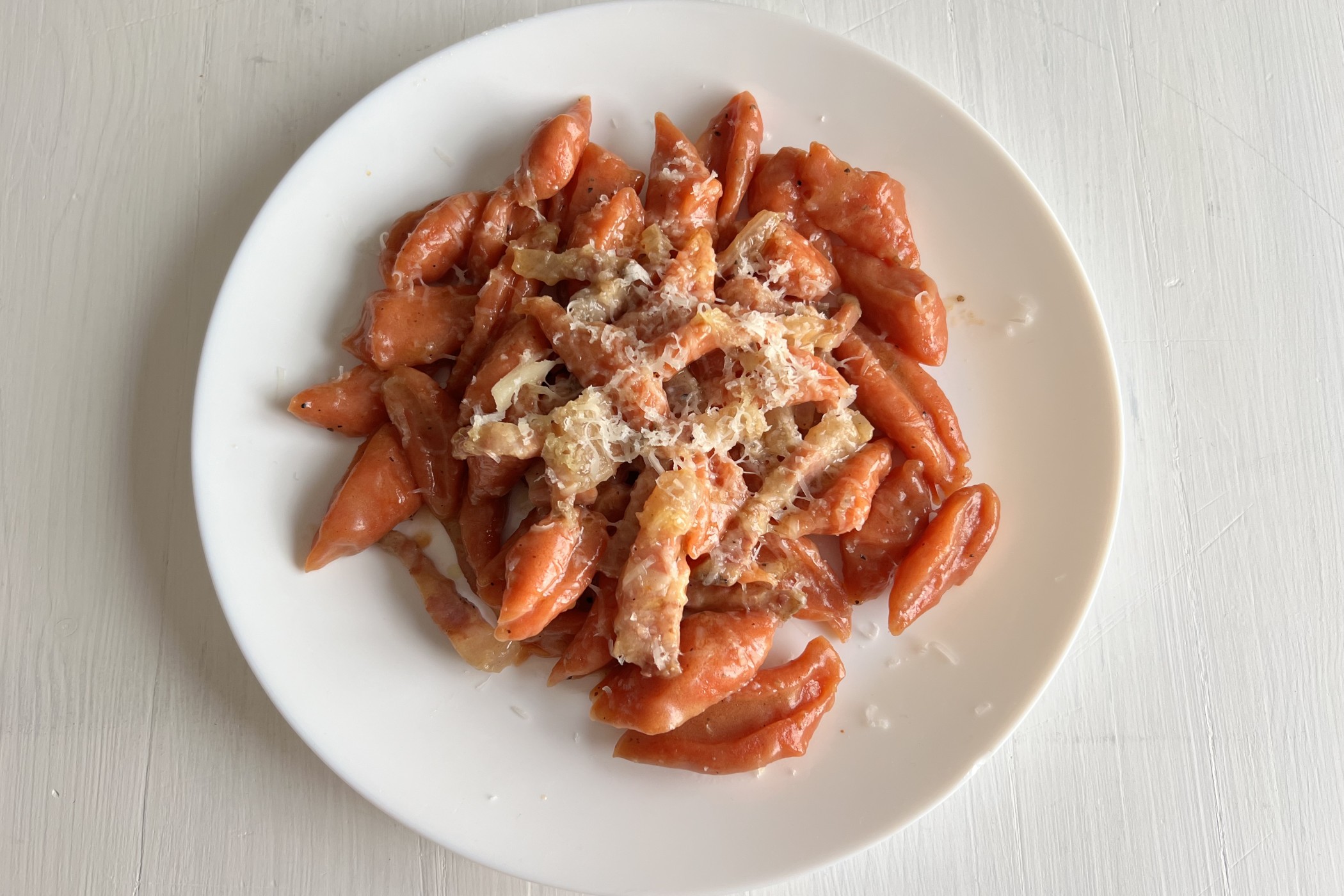 Gnocchi di pomodoro all’amatriciana, la ricetta degli gnocchi rossi in versione speciale
