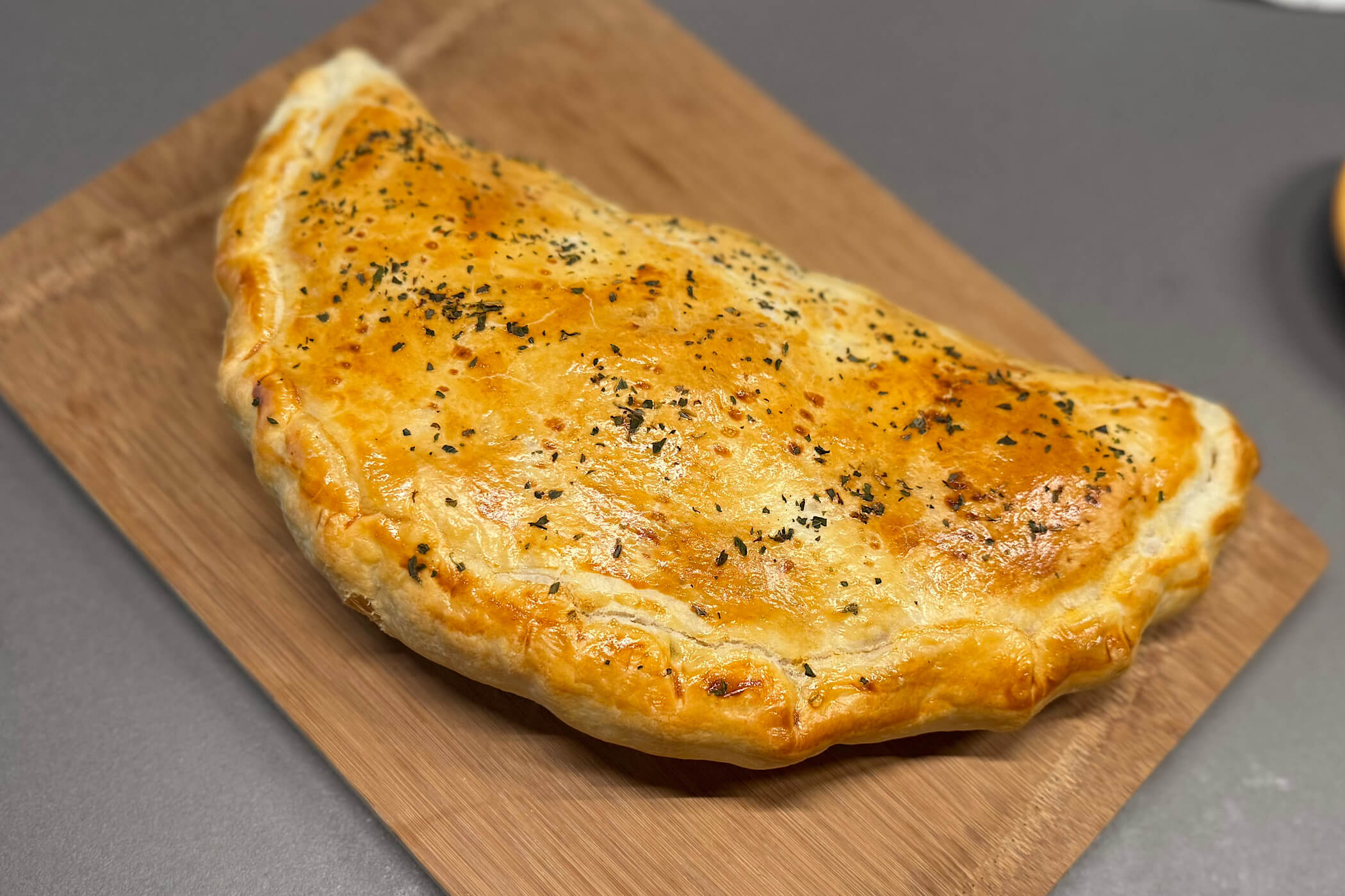 Calzoni di pasta sfoglia, la ricetta pronta in pochi minuti che ti salva la cena