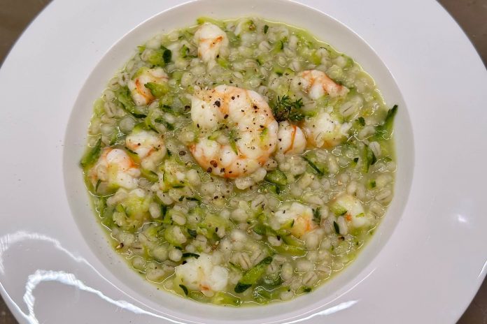 Orzotto con zucchine e gamberetti