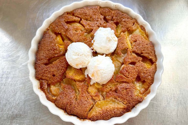 Peach cobbler, la ricetta della torta di pesche americana che devi assolutamente scoprire oggi