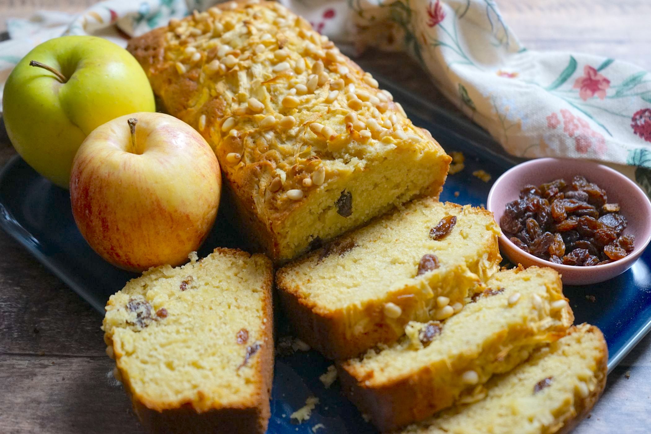 Plumcake alle mele, la ricetta super soffice con uvetta e pinoli