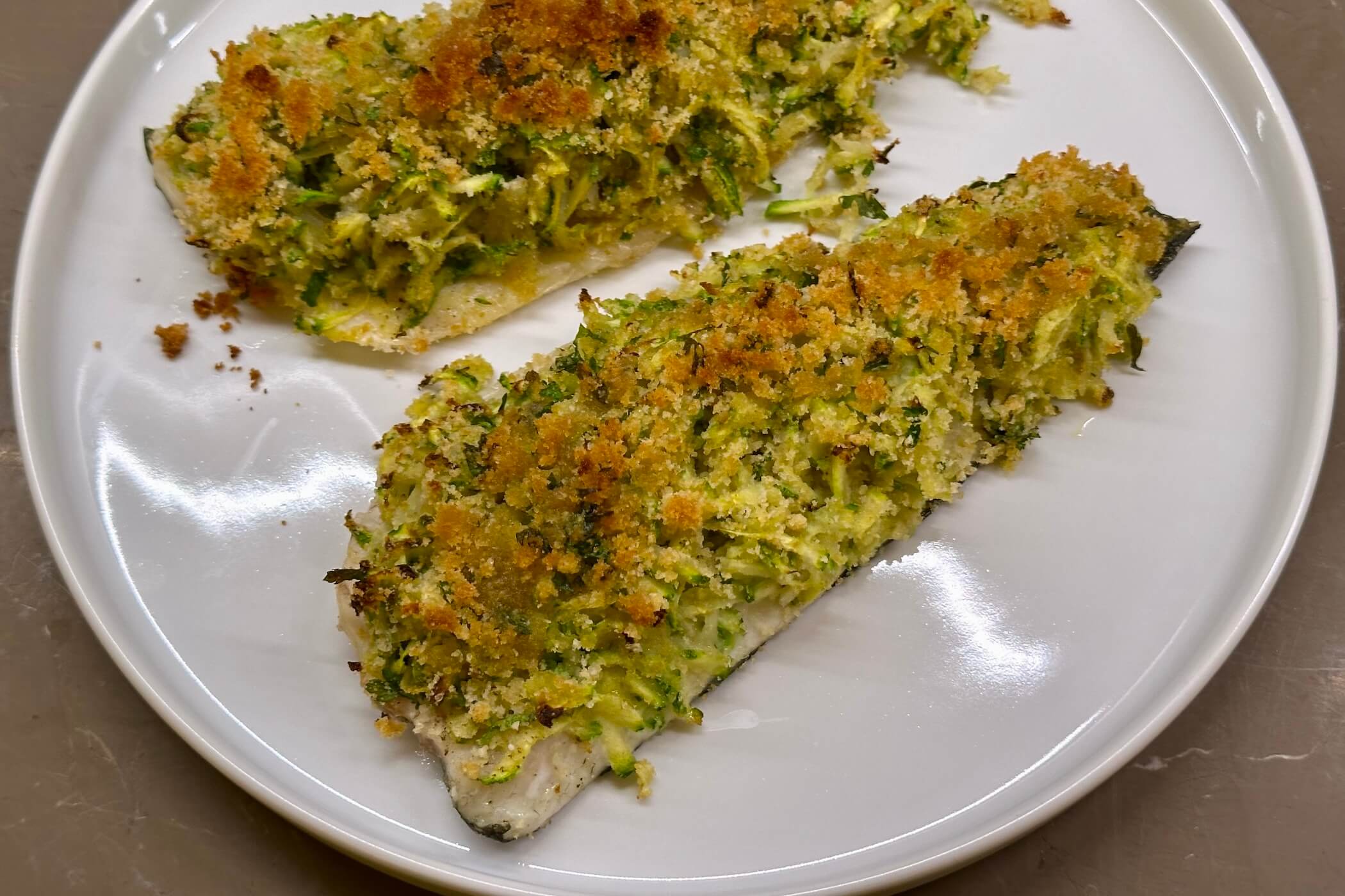 Branzino al forno in crosta di patate e zucchine: un secondo sano, elegante e raffinato
