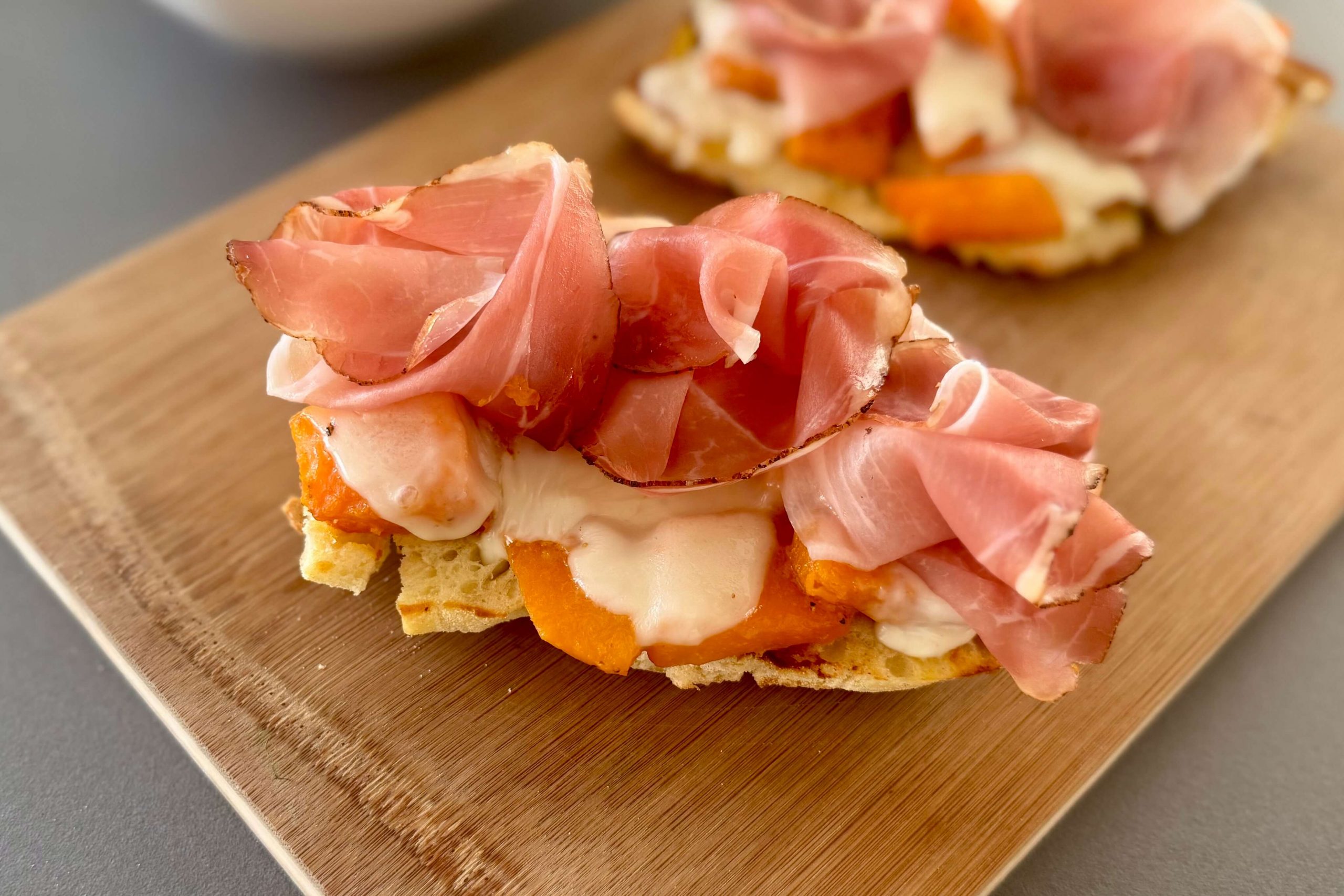 Crostone zucca e speck: l’antipasto autunnale che conquista al primo morso