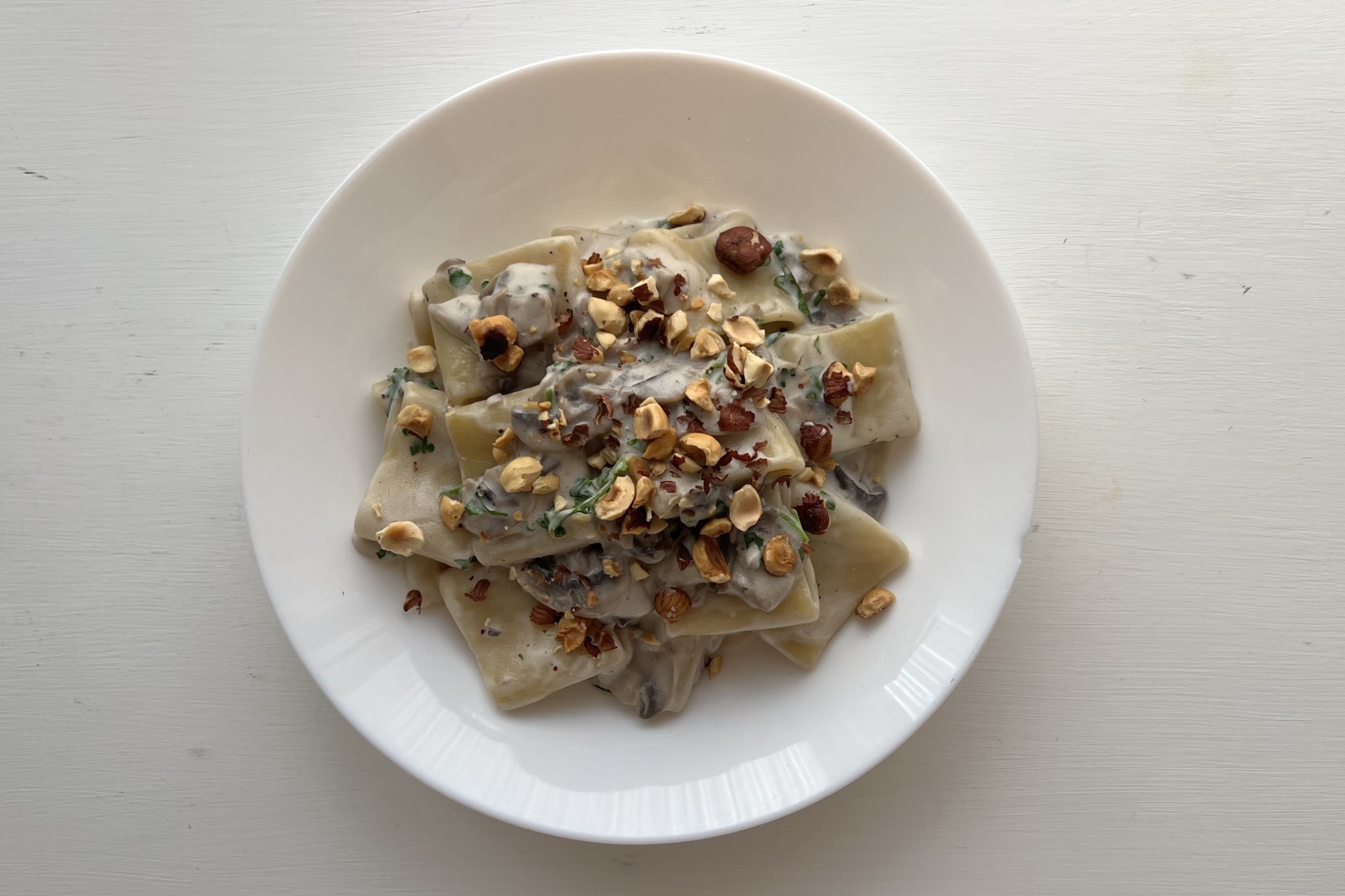 Pasta funghi e nocciole cremosa, tutti i profumi del bosco in un piatto
