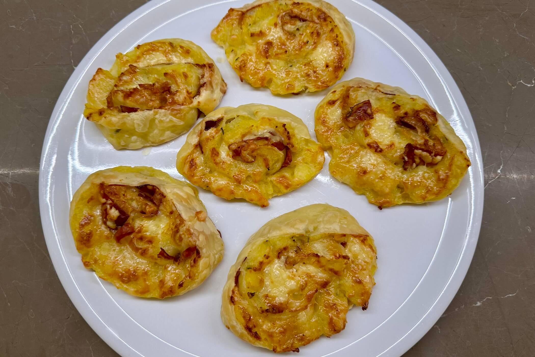 Girelle di pasta sfoglia e patate: l’antipasto vincente