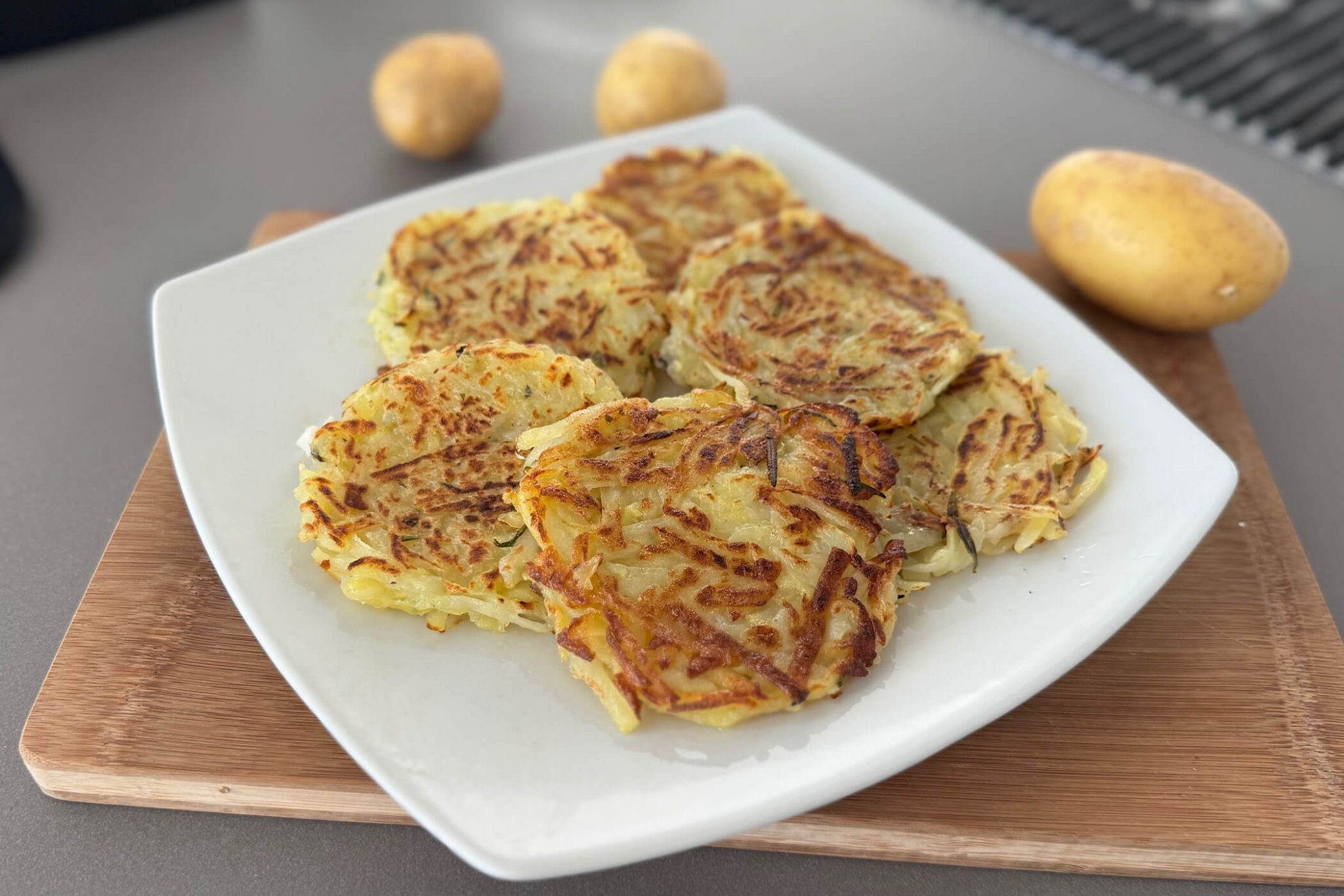 Patate Rosti Rosti di patate in padella: dorati, profumati e squisiti - MoltoFood