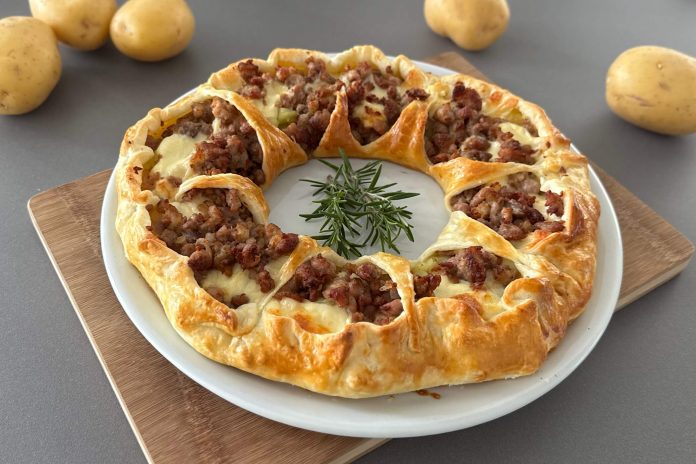 Corona di pasta sfoglia patate e salsiccia