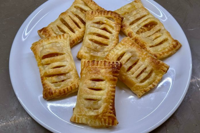 Sfogliatine alle mele e marmellata