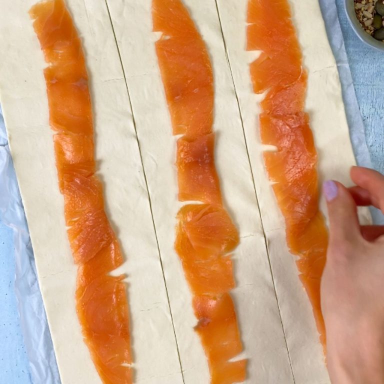 Treccia di pasta sfoglia al salmone step1