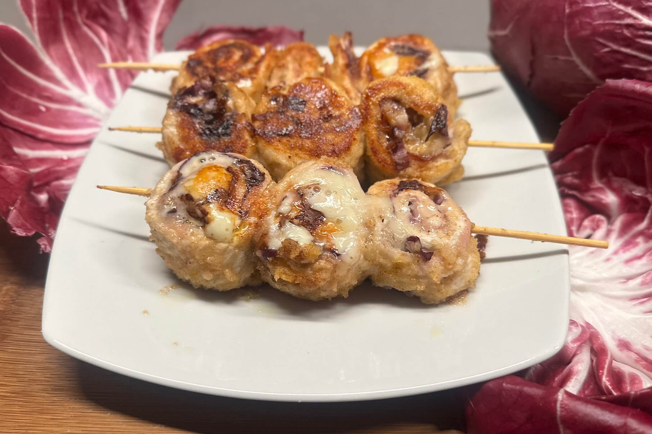 Spiedini di tacchino, la ricetta golosa con speck e radicchio