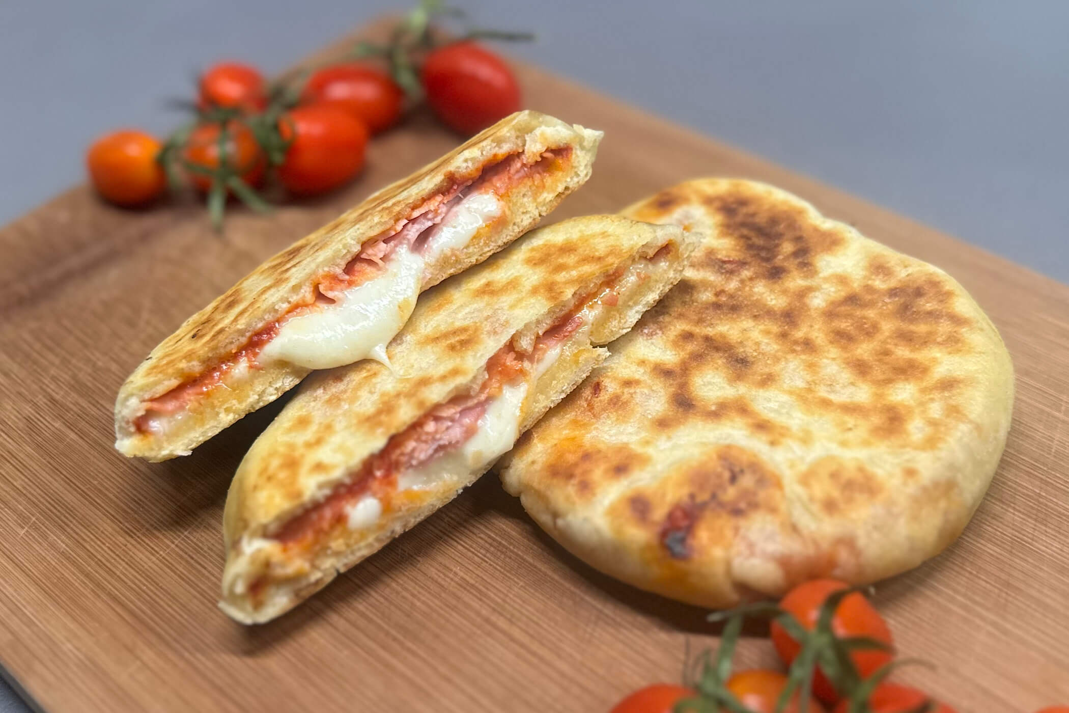 Pita ripiena in padella, la ricetta super filante con prosciutto e pomodoro