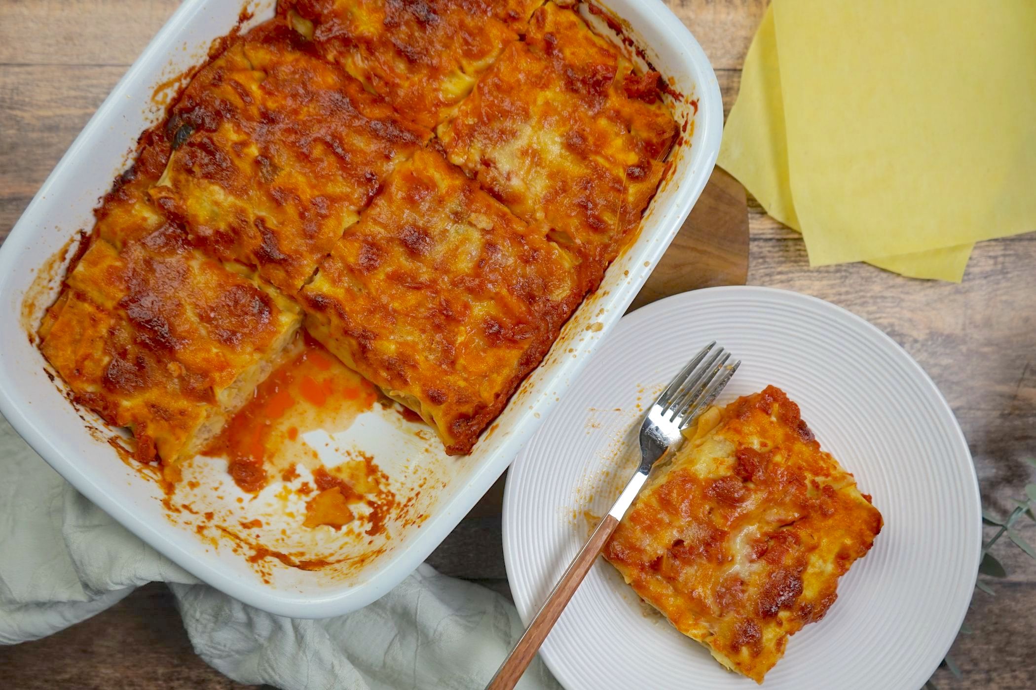 Cannelloni arrotolati salsiccia e stracchino: l’idea a cui non hai mai pensato per un primo gratinato e delizioso