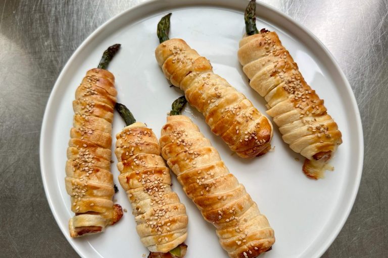 Cannoli di pasta sfoglia e asparagi, un’idea originale per gustarli