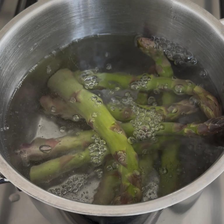 Cannoli di pasta sfoglia e asparagi step2