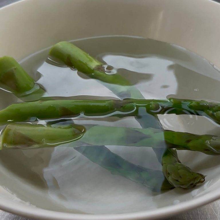 Cannoli di pasta sfoglia e asparagi step3