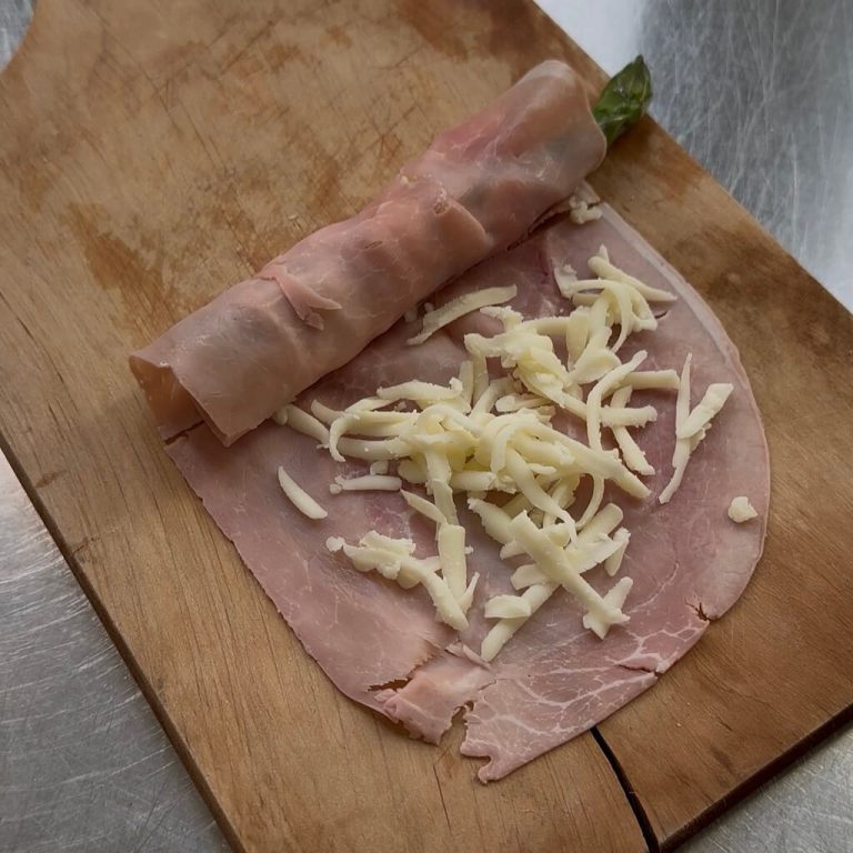 Cannoli di pasta sfoglia e asparagi step5