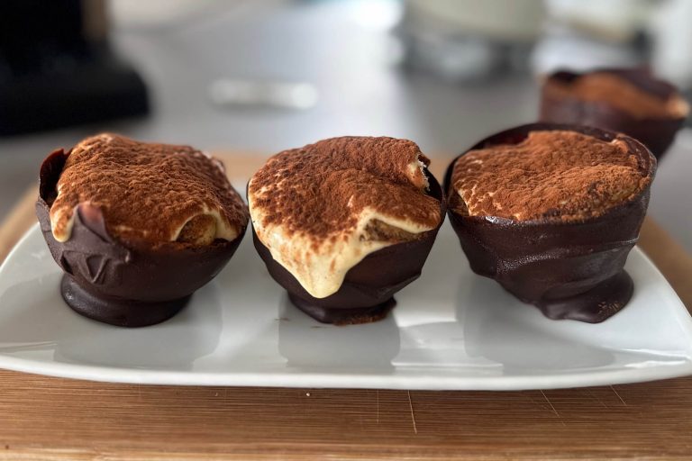 Coppe di cioccolato con crema al mascarpone, il dolce che prepari con i palloncini!