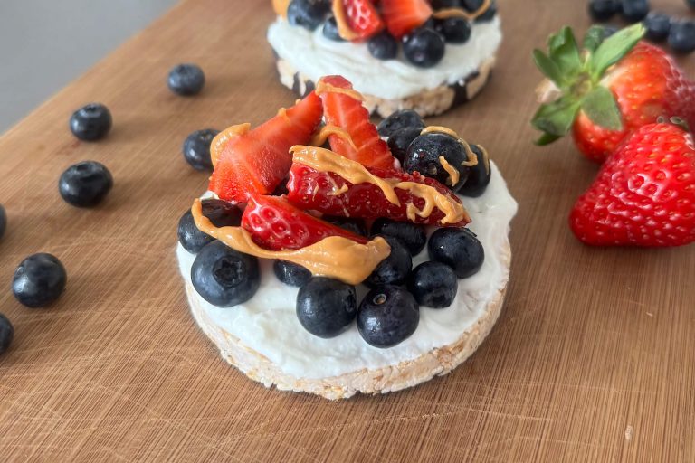 Finta cheesecake di riso soffiato: un dolce leggero e super goloso