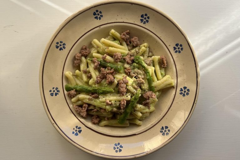 Pasta crema di asparagi e salsiccia: la primavera nel piatto