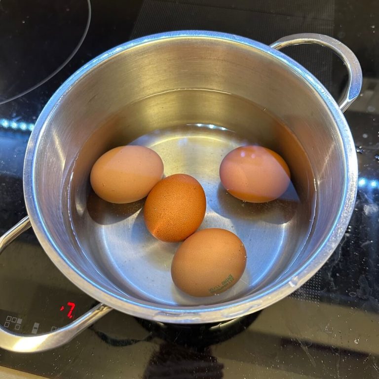 Uova marinate in salsa di soia step1