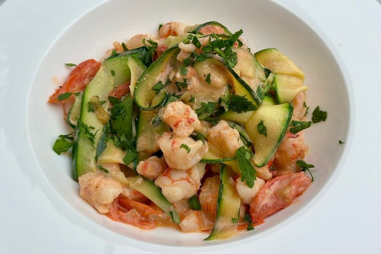 Finte tagliatelle di zucchine con gamberi, il primo piatto low carb perfetto