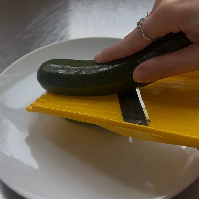 Finte tagliatelle di zucchine con gamberi step1