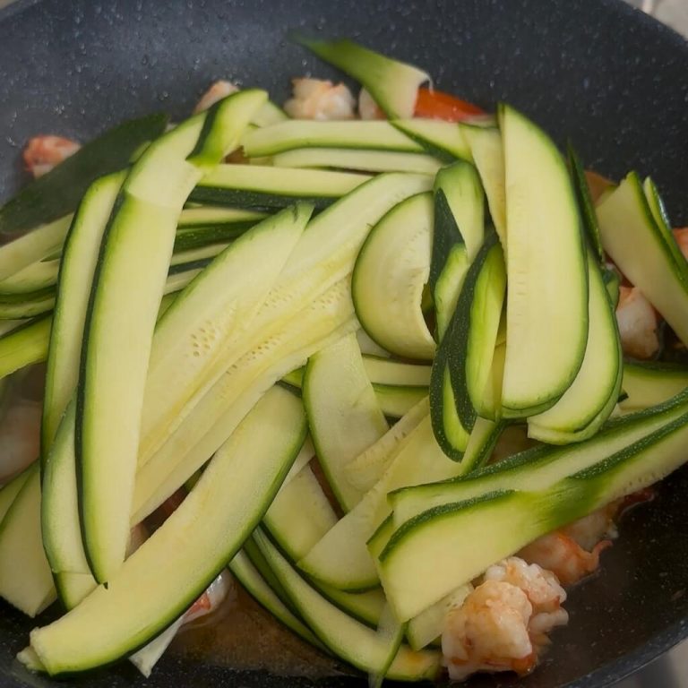 Finte tagliatelle di zucchine con gamberi step7
