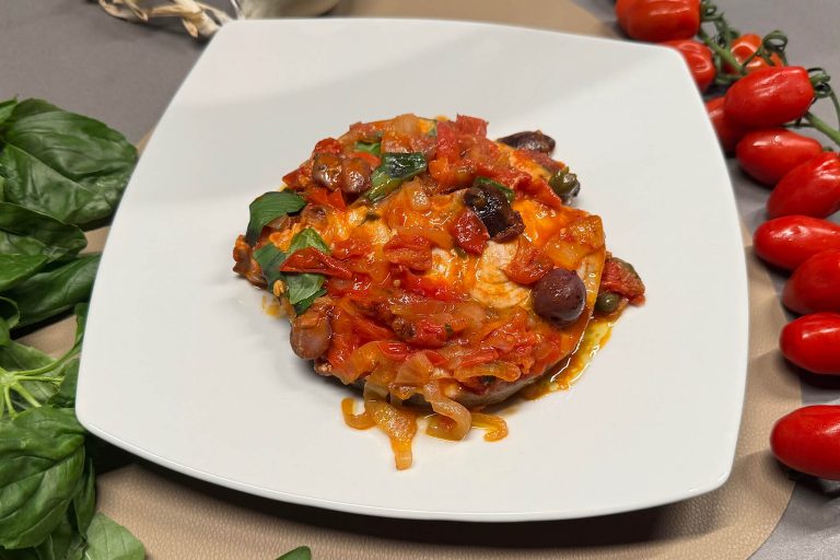 Pesce spada alla siciliana con cipolla, olive e capperi