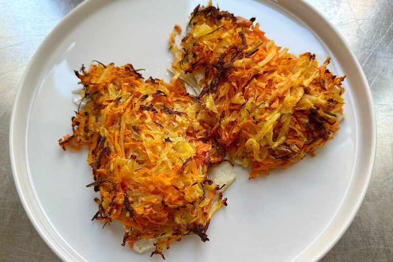 Orata in friggitrice ad aria, con una crosta croccante di patate e carote