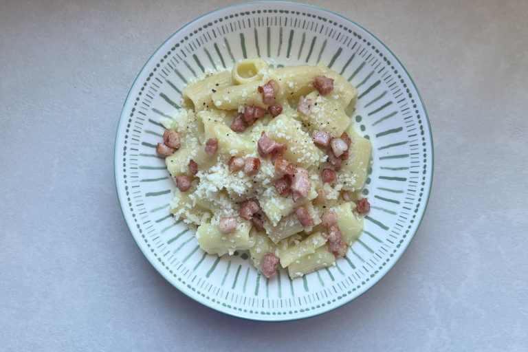 Pasta crema di porri, pancetta e pecorino: un equilibrio di sapori perfetto