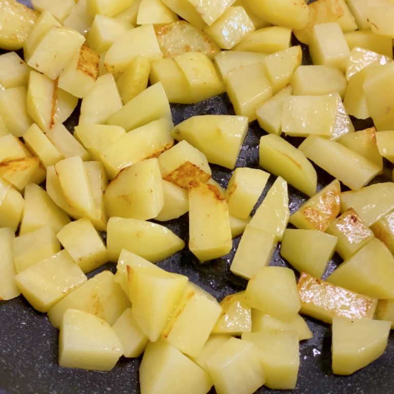 Bocconcini di pollo e patate in padella step3