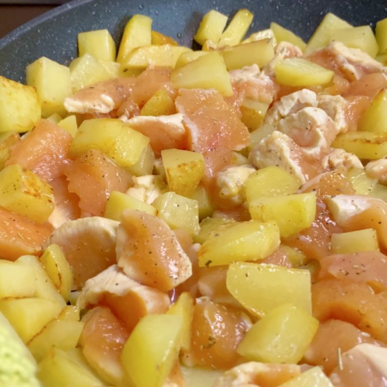 Bocconcini di pollo e patate in padella step4