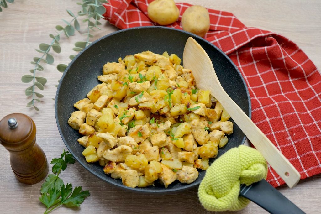 Bocconcini di pollo e patate in padella