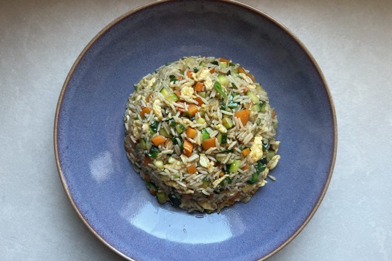 Fried rice con verdure: la ricetta svuotafrigo dal gusto asiatico
