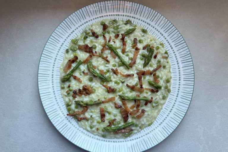 Risotto asparagi e guanciale: una primavera cremosa