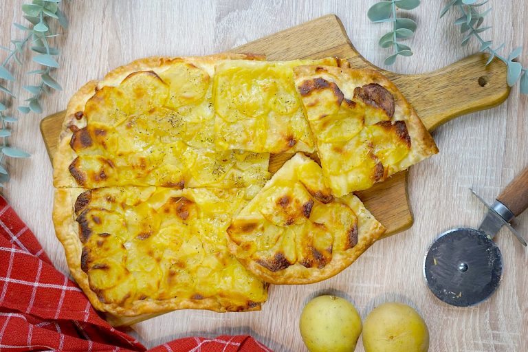 Schiacciata patate e provola: senza lievito e super scrocchiarella