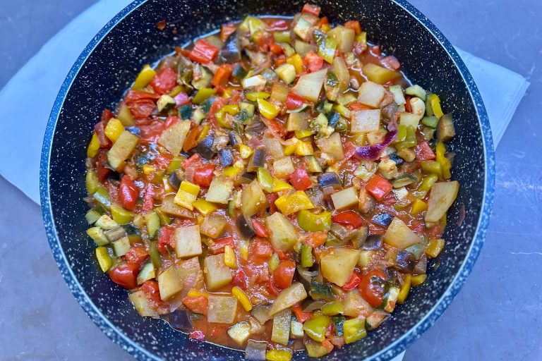 Ciambotta di verdure, il contorno svuotafrigo della tradizione
