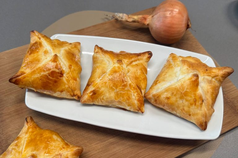 Cipolline di sfoglia alla catanese, la ricetta facile e veloce da provare