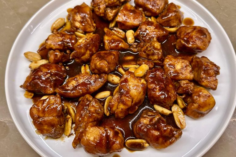 Pollo alle arachidi, la variante sfiziosa del pollo alle mandorle