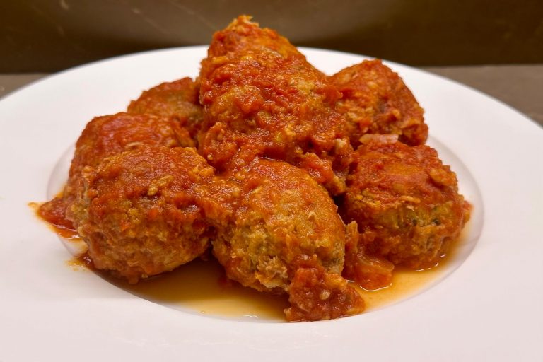Polpette di tonno al sugo, ottima idea per consumare il tonno in scatola!