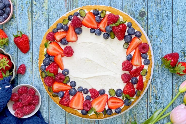 Crostata con crema allo yogurt e frutta