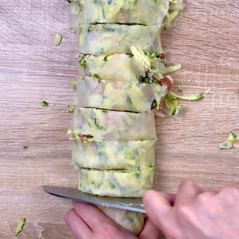Girelle di pasta fillo con zucchine e speck step4
