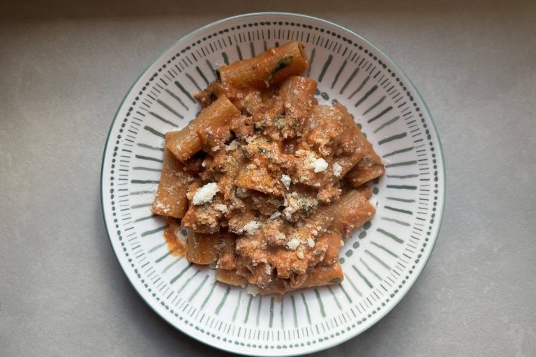 Pasta alla carcerata: salsiccia croccante e un irresistibile sugo cremoso