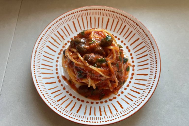 Pasta alla puttanesca, la ricetta della tradizione mediterranea